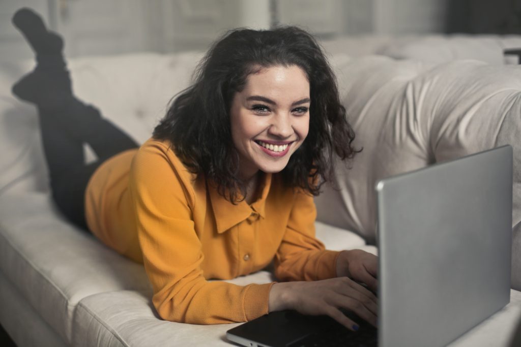 femme souriante